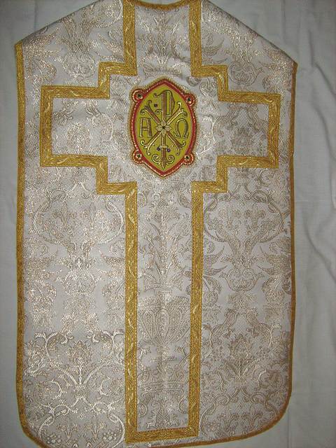 Roman Vestment Set in Venezia white/gold fabric